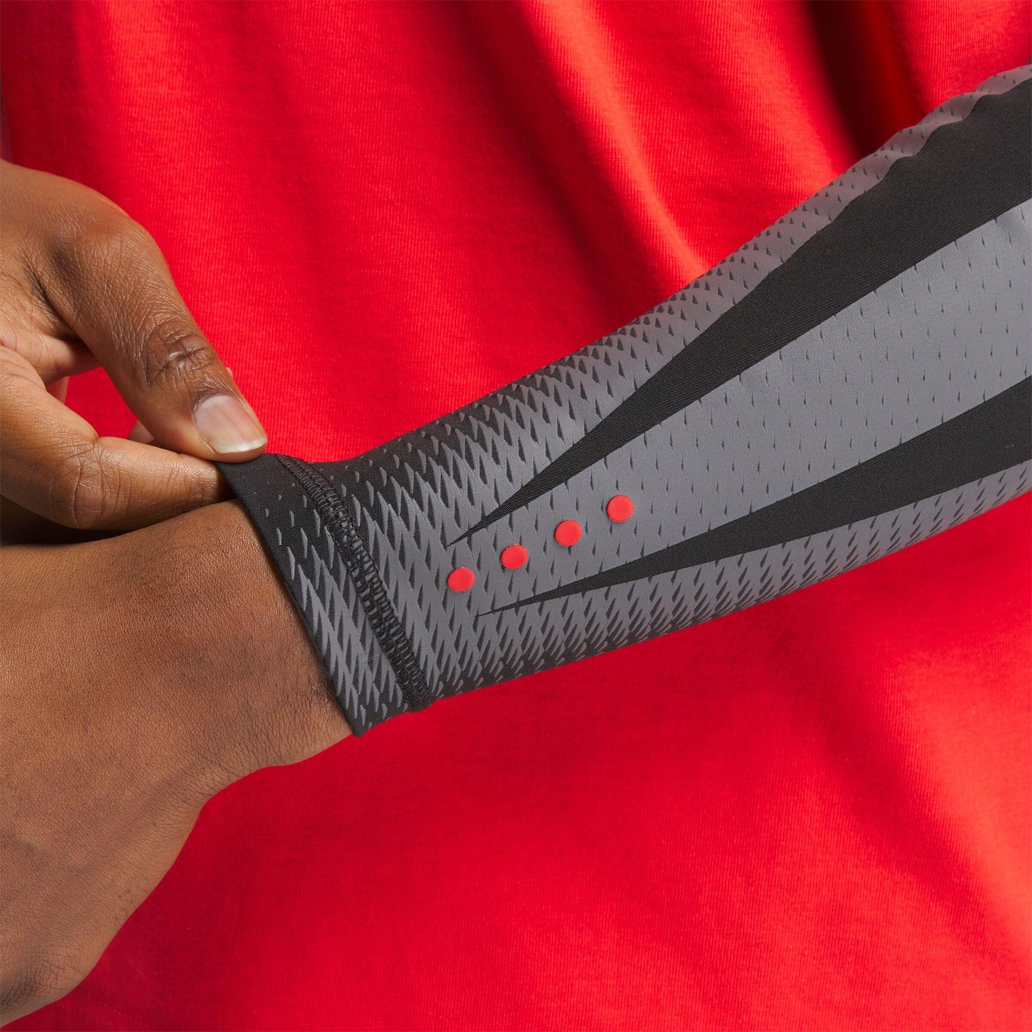 Reebok Apparel Men ERS Performance Compression Sleeve BLACK/GREY