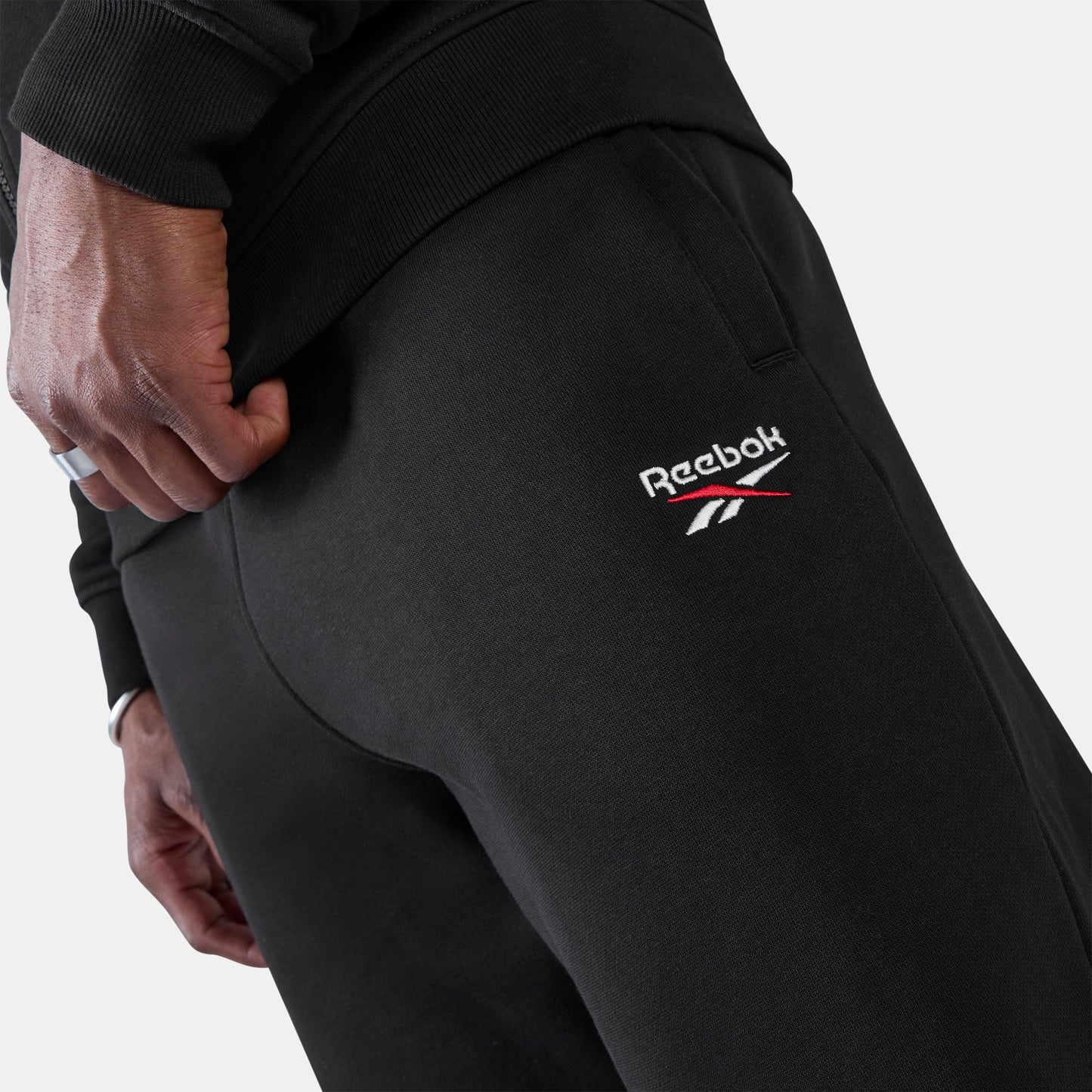 REEBOK APPAREL MEN ID Logo Relaxed Fleece Pants BLACK