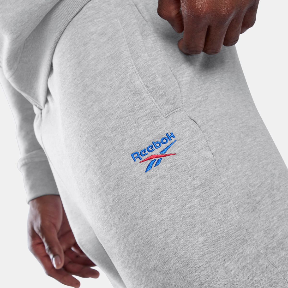 REEBOK APPAREL MEN ID Logo Relaxed Fleece Pants LIGHT GREY MARL