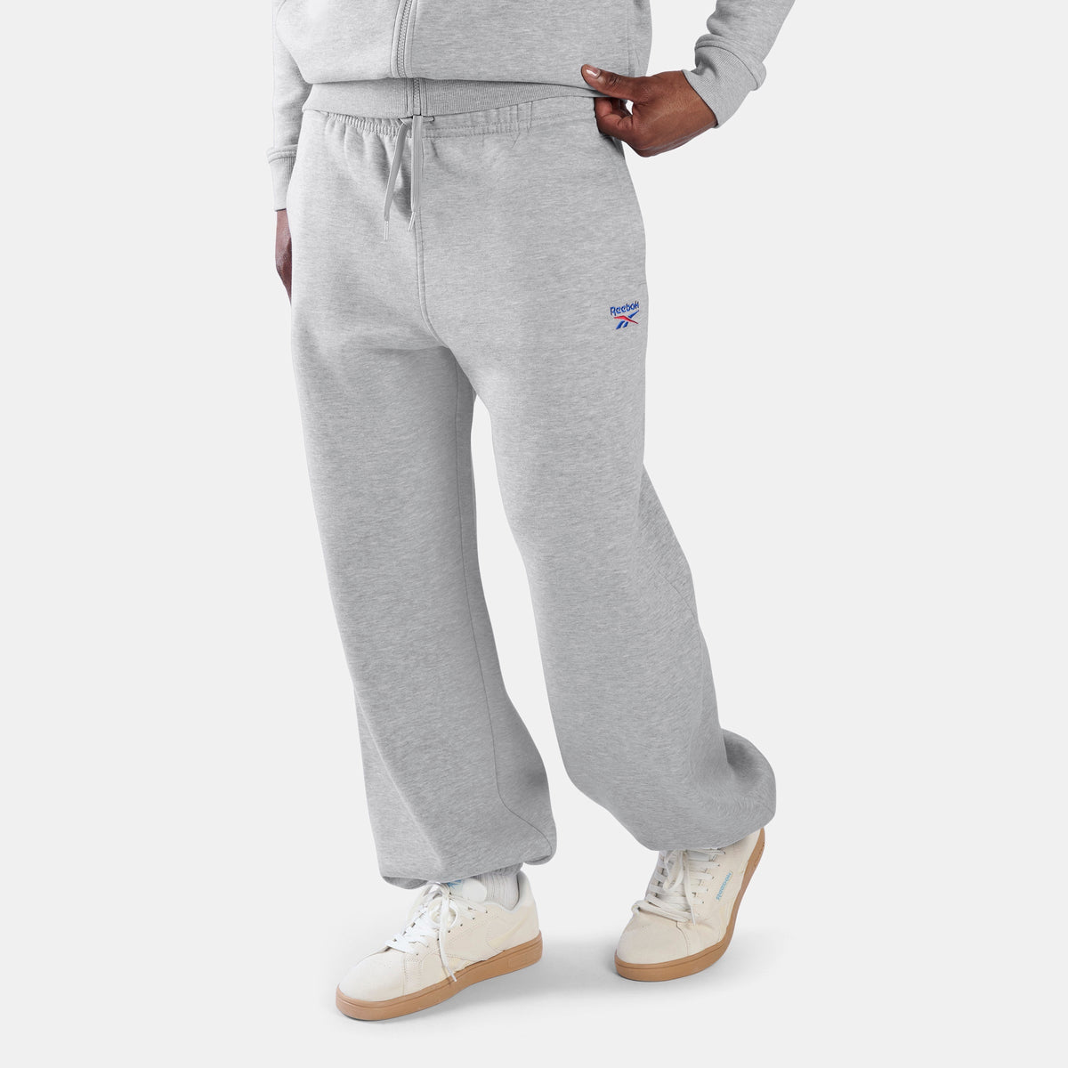 REEBOK APPAREL MEN ID Logo Relaxed Fleece Pants LIGHT GREY MARL